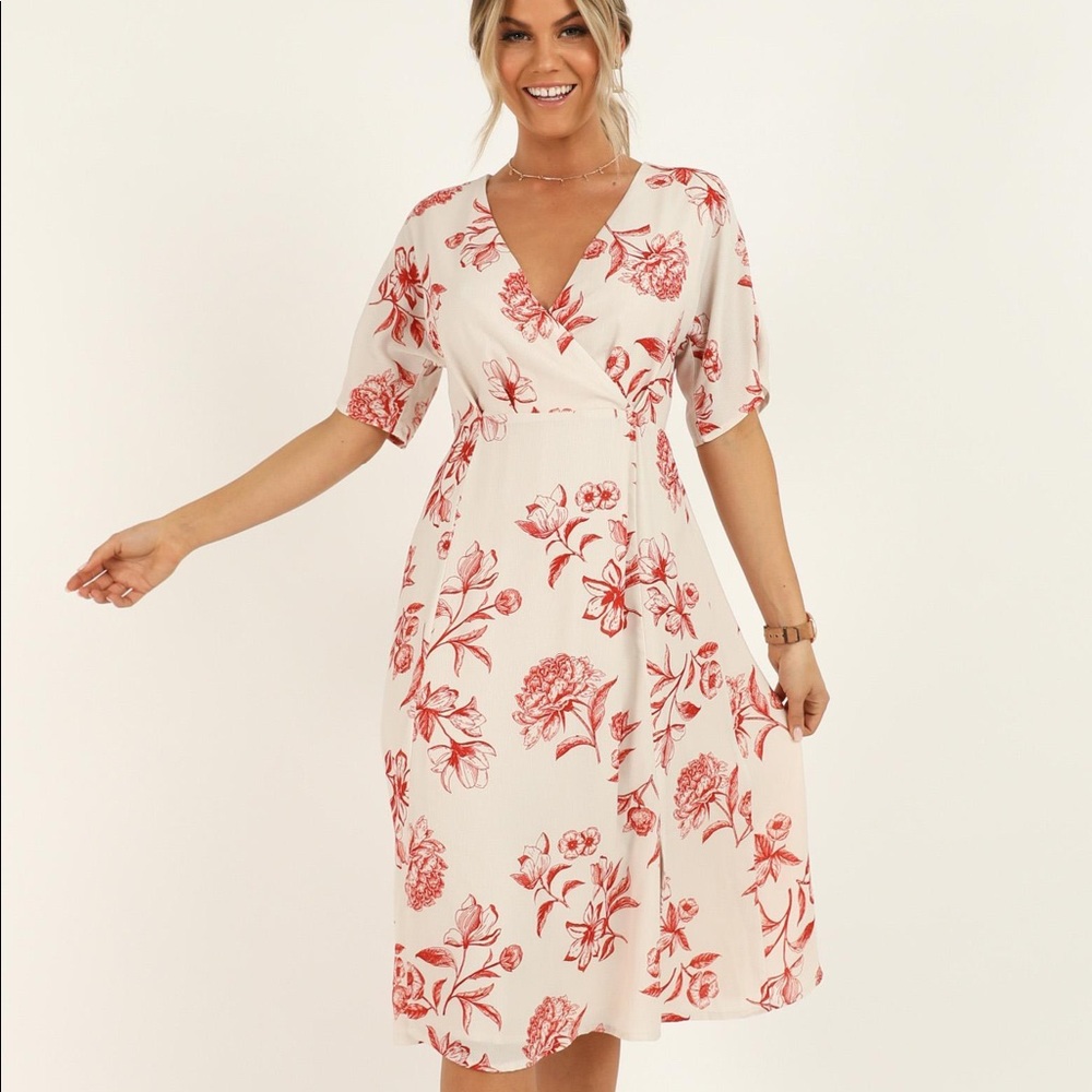 NEW Showpo Always Timely Dress size (6) or medium.